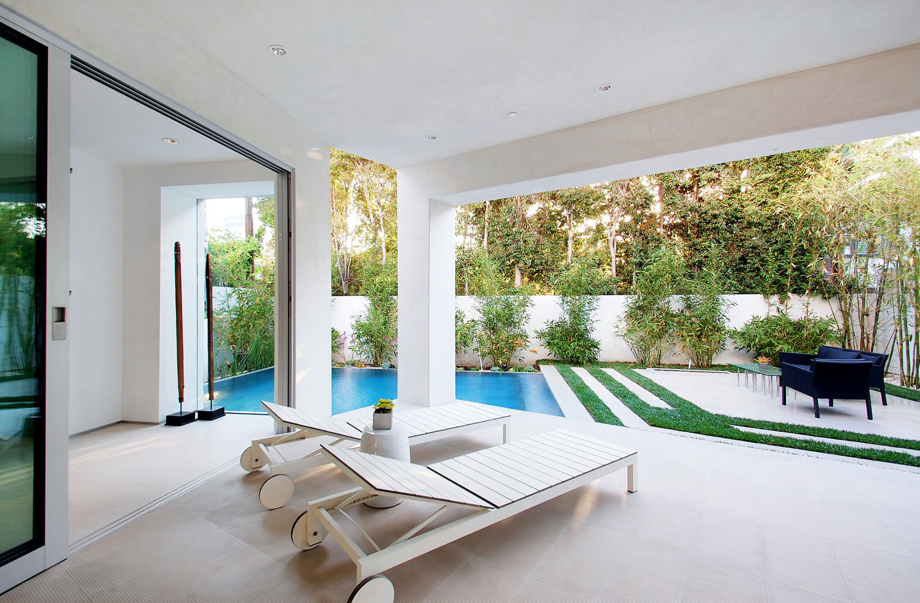 A Bright Contemporary Home with an Abundance of Windows and Skylights in Los Angeles by Amit Apel (3)