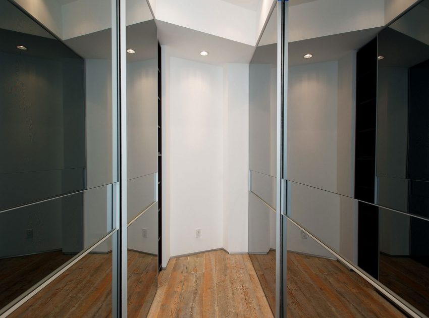 A Bright Contemporary Home with an Abundance of Windows and Skylights in Los Angeles by Amit Apel (30)