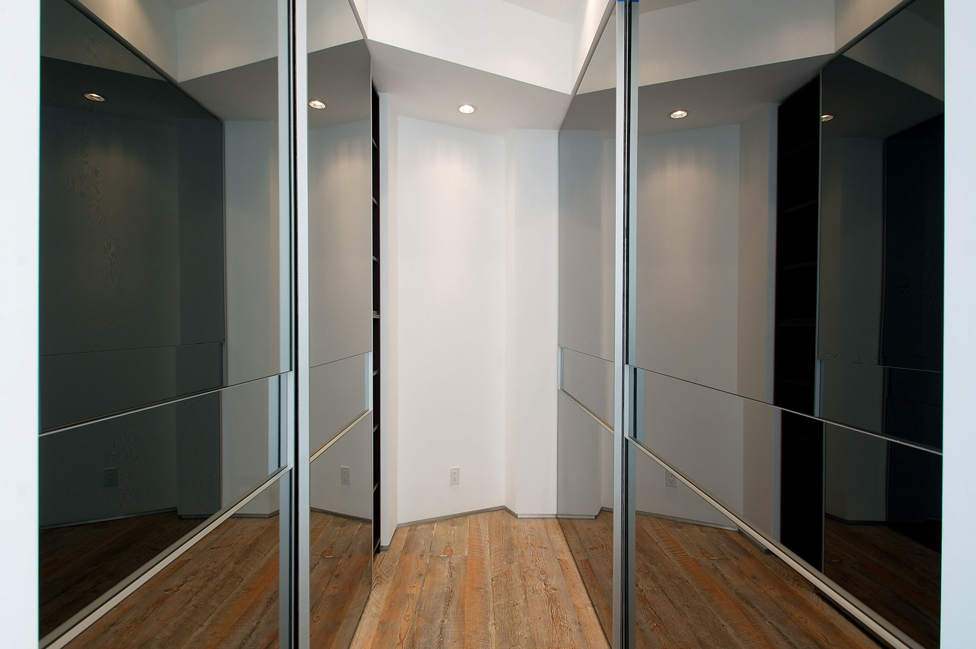 A Bright Contemporary Home with an Abundance of Windows and Skylights in Los Angeles by Amit Apel (30)