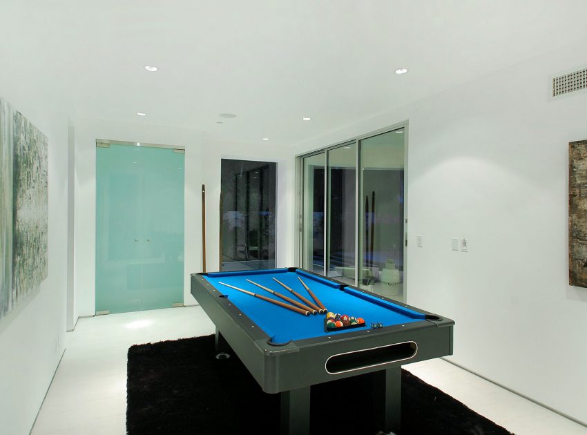 A Bright Contemporary Home with an Abundance of Windows and Skylights in Los Angeles by Amit Apel (31)