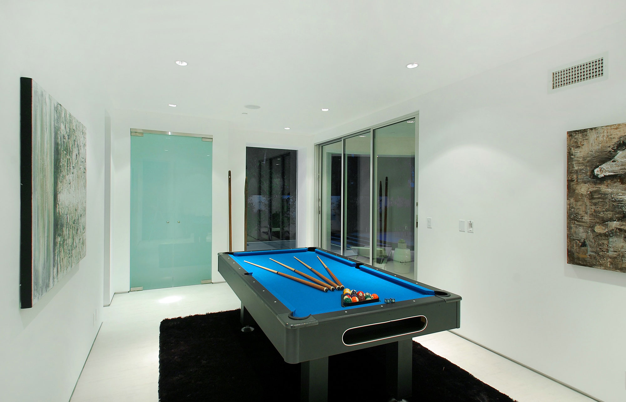 A Bright Contemporary Home with an Abundance of Windows and Skylights in Los Angeles by Amit Apel (31)