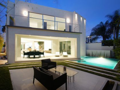 A Bright Contemporary Home with an Abundance of Windows and Skylights in Los Angeles by Amit Apel (32)