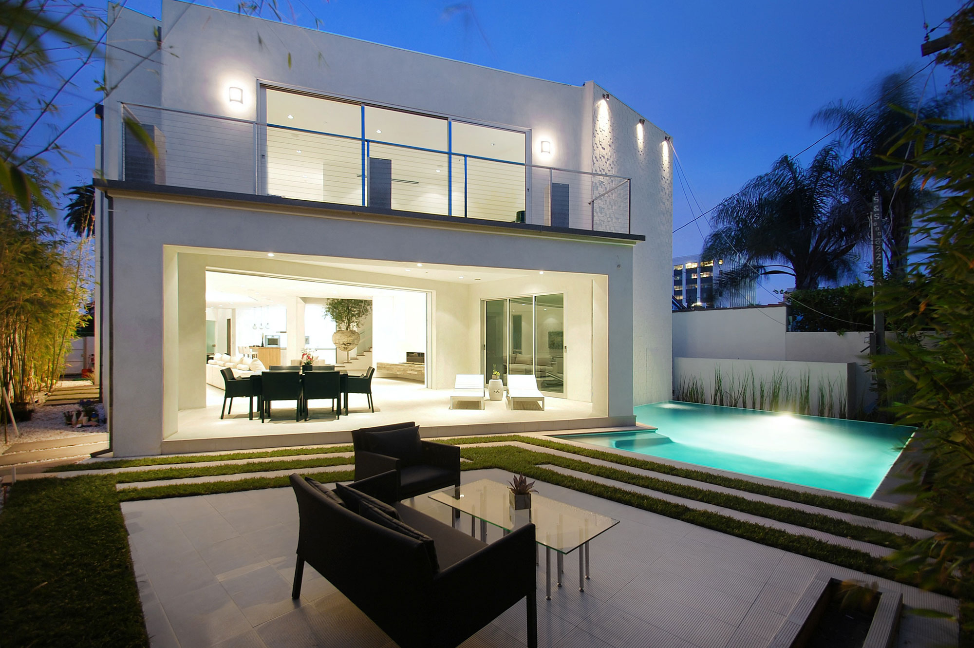 A Bright Contemporary Home with an Abundance of Windows and Skylights in Los Angeles by Amit Apel (32)