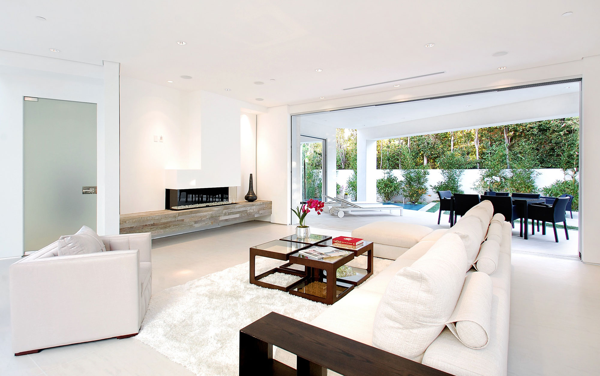 A Bright Contemporary Home with an Abundance of Windows and Skylights in Los Angeles by Amit Apel (4)