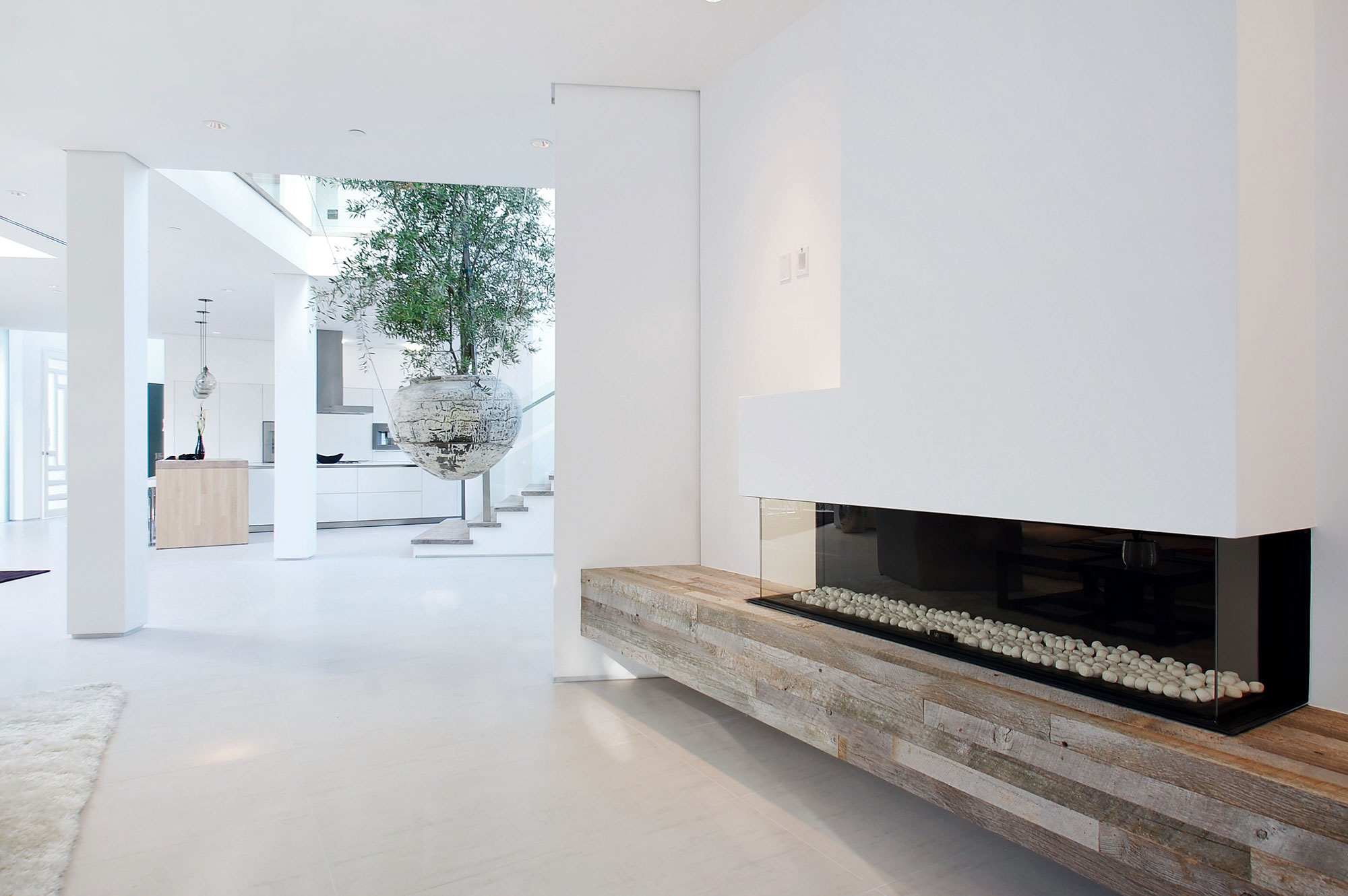 A Bright Contemporary Home with an Abundance of Windows and Skylights in Los Angeles by Amit Apel (6)