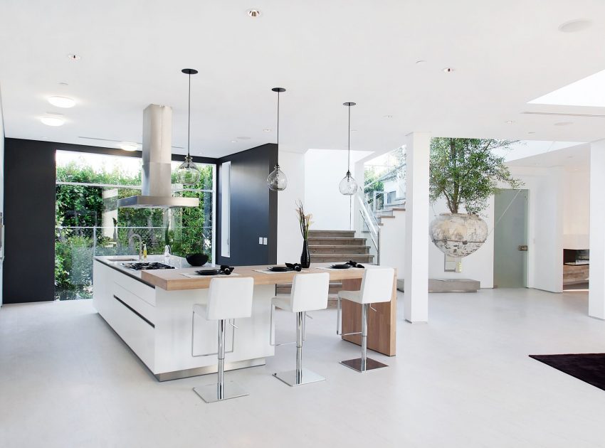 A Bright Contemporary Home with an Abundance of Windows and Skylights in Los Angeles by Amit Apel (9)