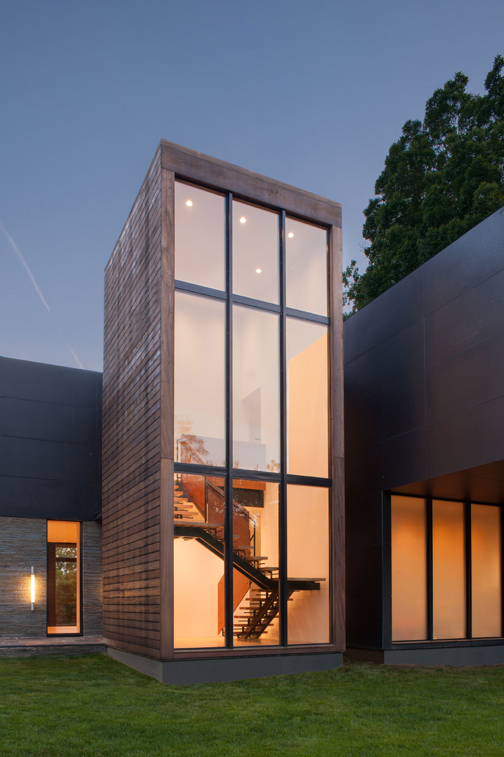 A Bright Contemporary Waterfront Home Overlaps Stone and Glass Volumes in Cabin John by Robert M. Gurney Architect (19)
