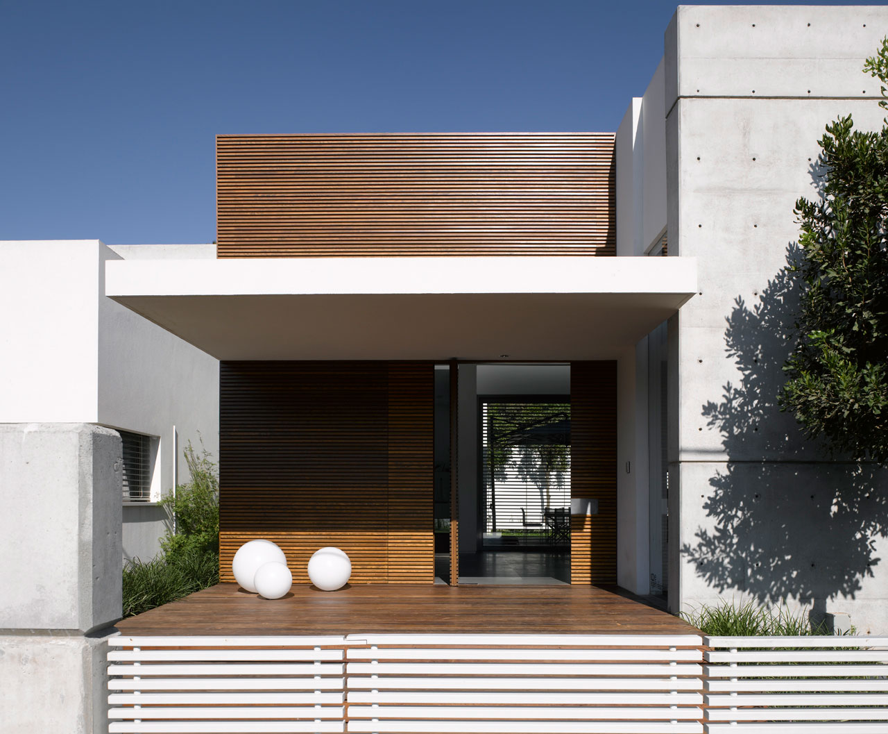 A Bright and Airy Contemporary Home with White and Concrete Surface in Tel Aviv by Axelrod Architects (1)