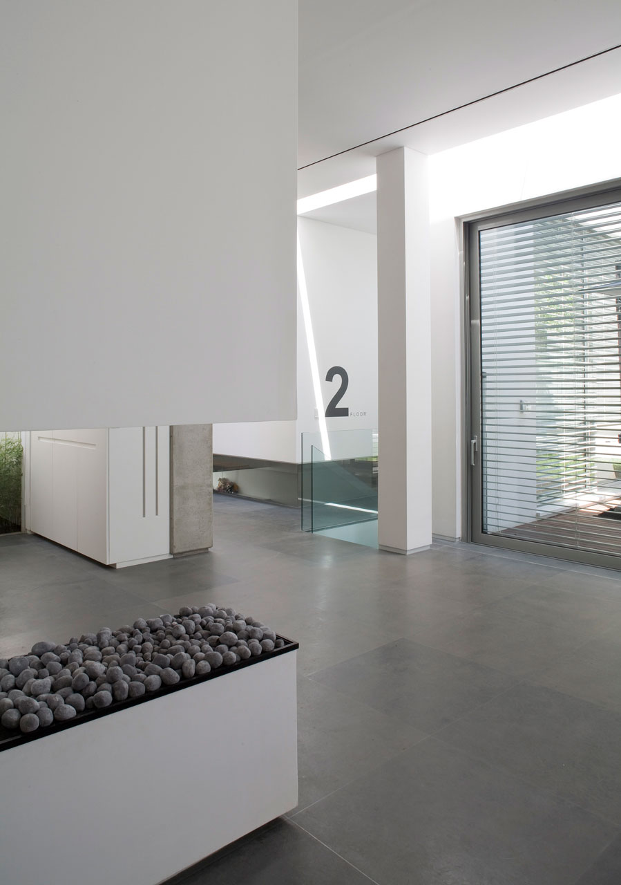 A Bright and Airy Contemporary Home with White and Concrete Surface in Tel Aviv by Axelrod Architects (10)