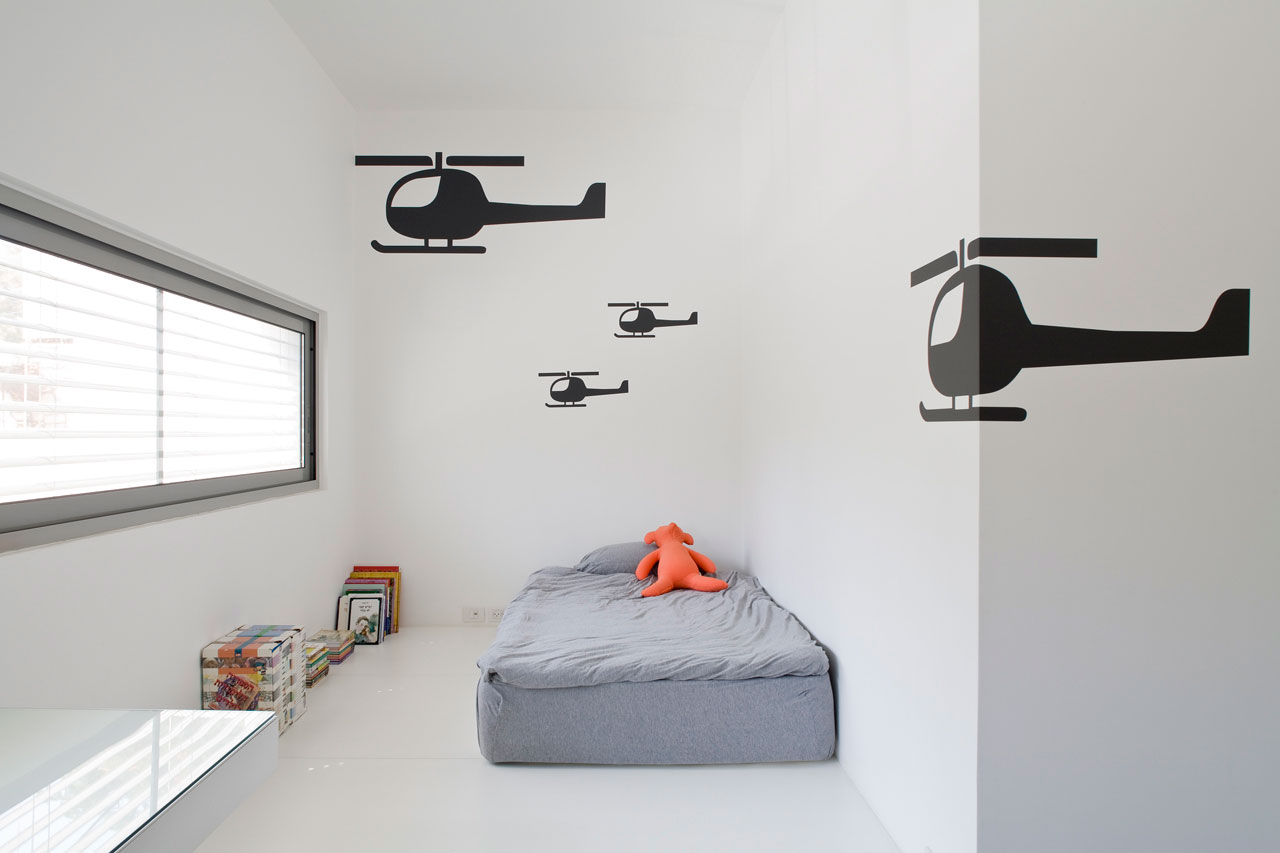 A Bright and Airy Contemporary Home with White and Concrete Surface in Tel Aviv by Axelrod Architects (11)