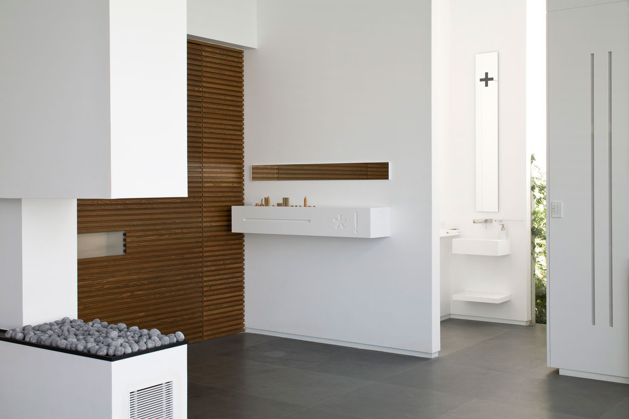 A Bright and Airy Contemporary Home with White and Concrete Surface in Tel Aviv by Axelrod Architects (12)