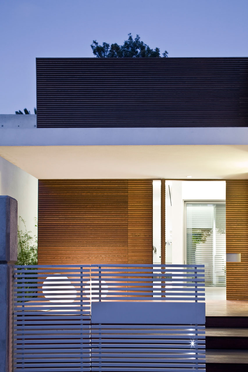 A Bright and Airy Contemporary Home with White and Concrete Surface in Tel Aviv by Axelrod Architects (13)