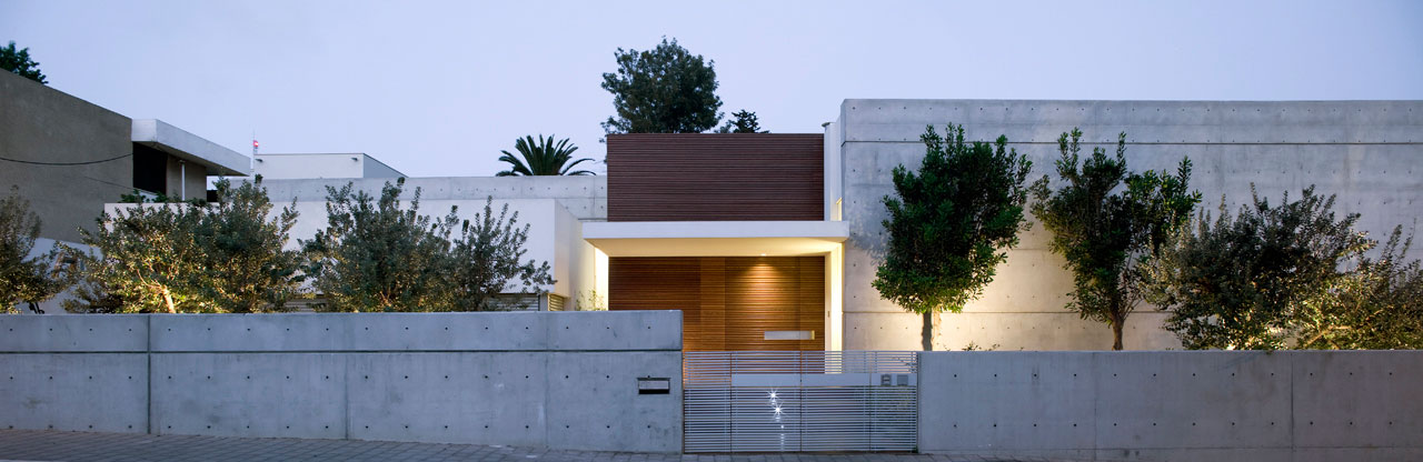 A Bright and Airy Contemporary Home with White and Concrete Surface in Tel Aviv by Axelrod Architects (14)