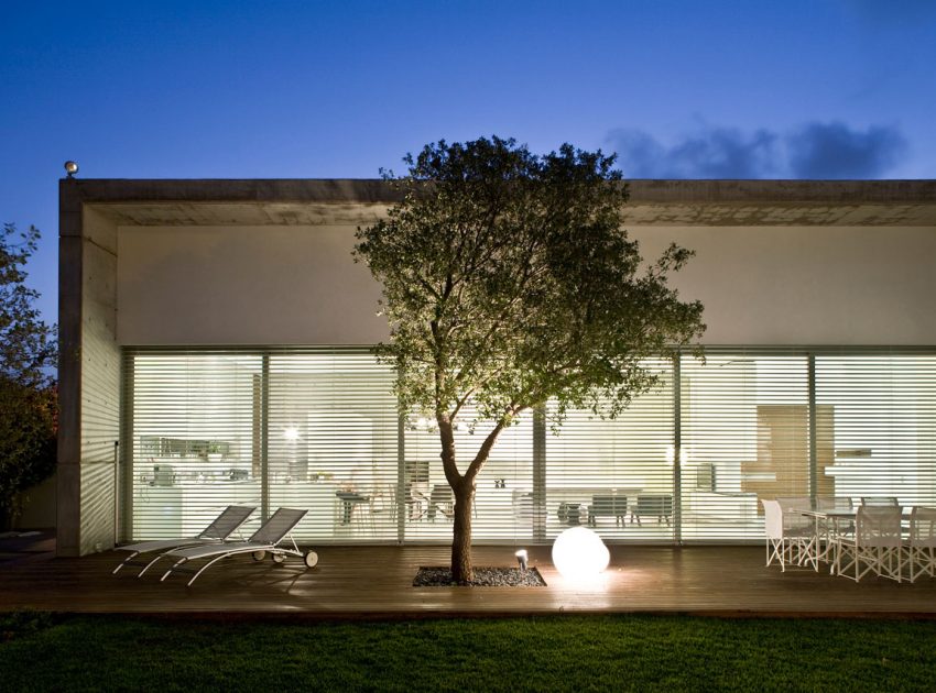 A Bright and Airy Contemporary Home with White and Concrete Surface in Tel Aviv by Axelrod Architects (15)