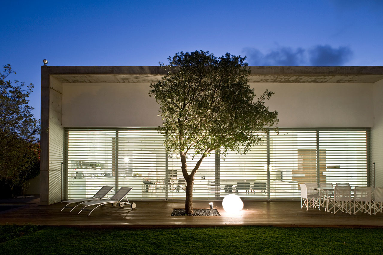 A Bright and Airy Contemporary Home with White and Concrete Surface in Tel Aviv by Axelrod Architects (15)