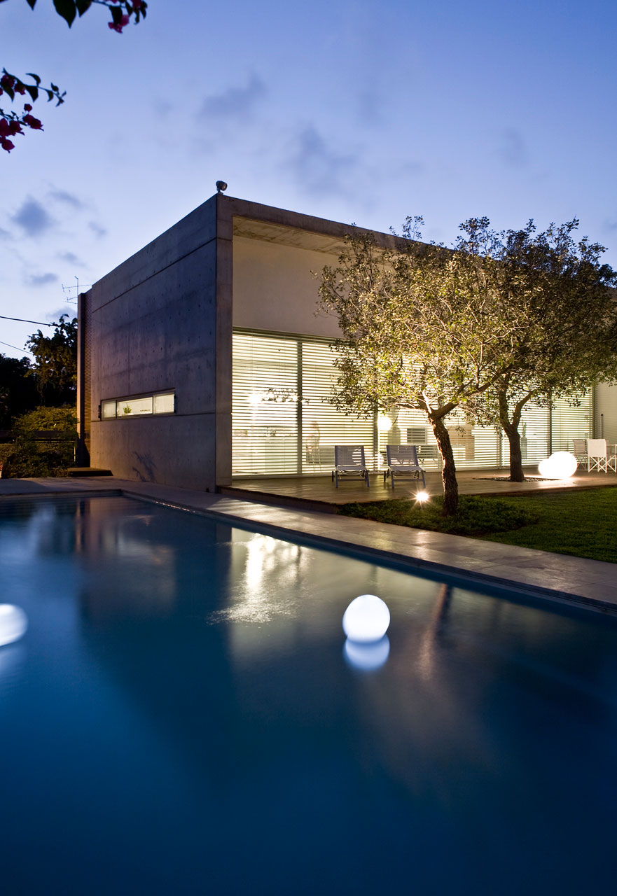 A Bright and Airy Contemporary Home with White and Concrete Surface in Tel Aviv by Axelrod Architects (16)