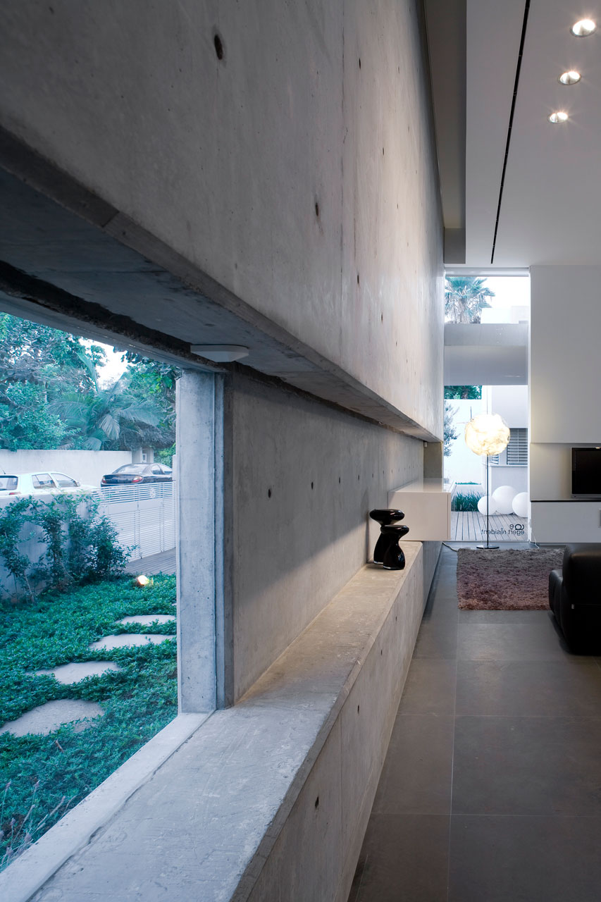 A Bright and Airy Contemporary Home with White and Concrete Surface in Tel Aviv by Axelrod Architects (4)