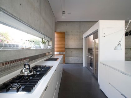 A Bright and Airy Contemporary Home with White and Concrete Surface in Tel Aviv by Axelrod Architects (5)