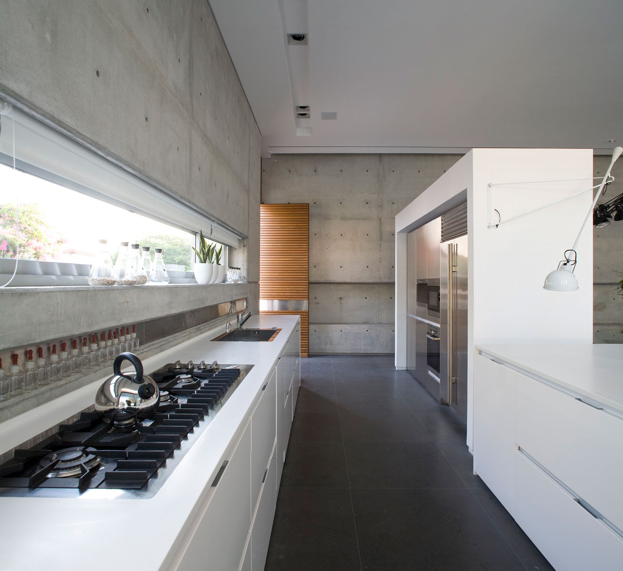 A Bright and Airy Contemporary Home with White and Concrete Surface in Tel Aviv by Axelrod Architects (5)