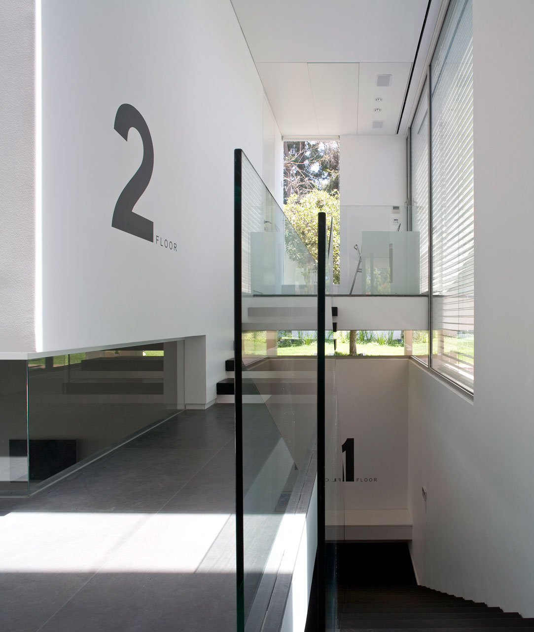 A Bright and Airy Contemporary Home with White and Concrete Surface in Tel Aviv by Axelrod Architects (6)