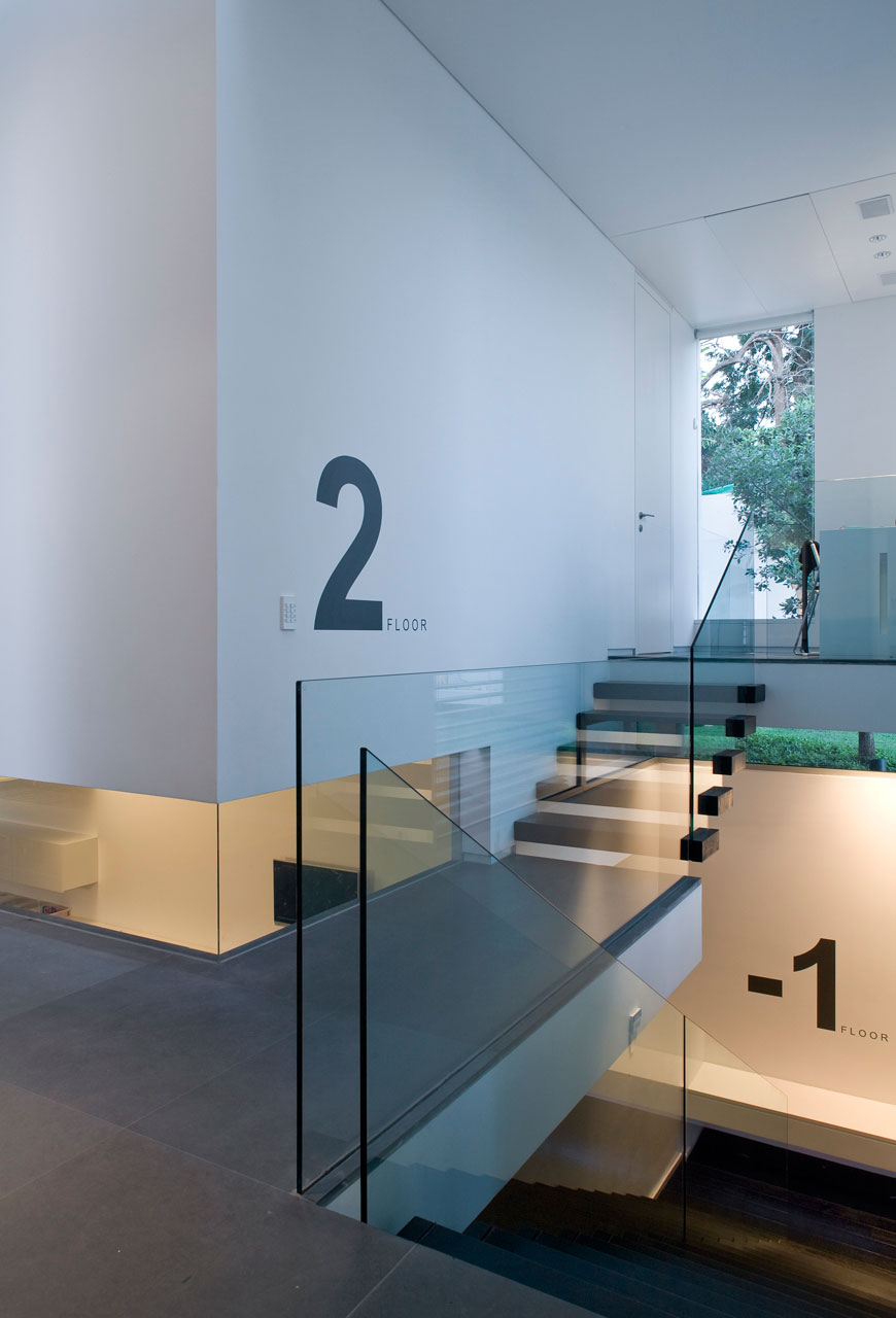 A Bright and Airy Contemporary Home with White and Concrete Surface in Tel Aviv by Axelrod Architects (7)