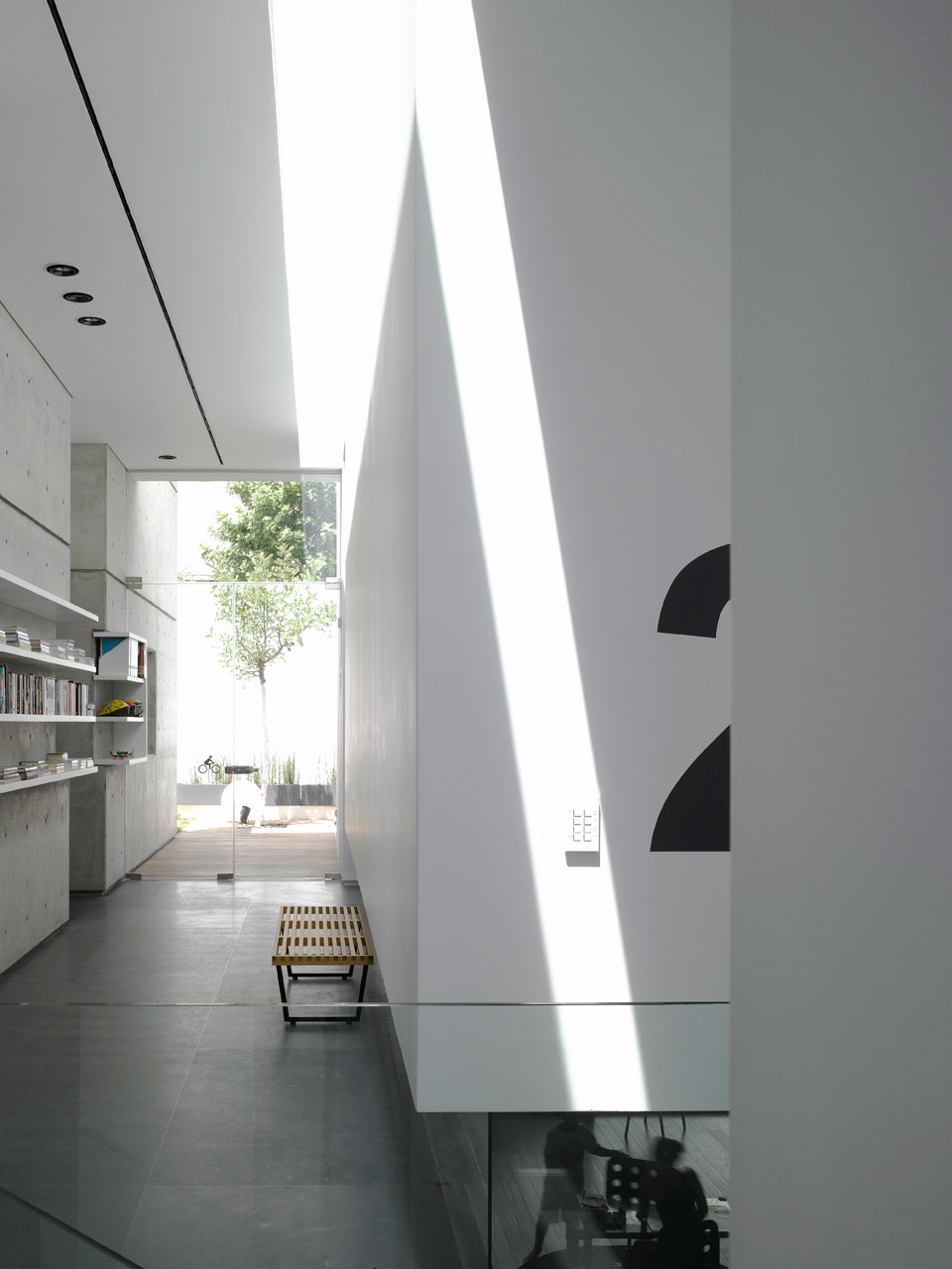 A Bright and Airy Contemporary Home with White and Concrete Surface in Tel Aviv by Axelrod Architects (8)