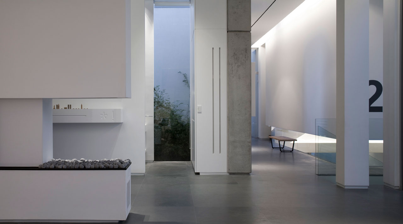 A Bright and Airy Contemporary Home with White and Concrete Surface in Tel Aviv by Axelrod Architects (9)
