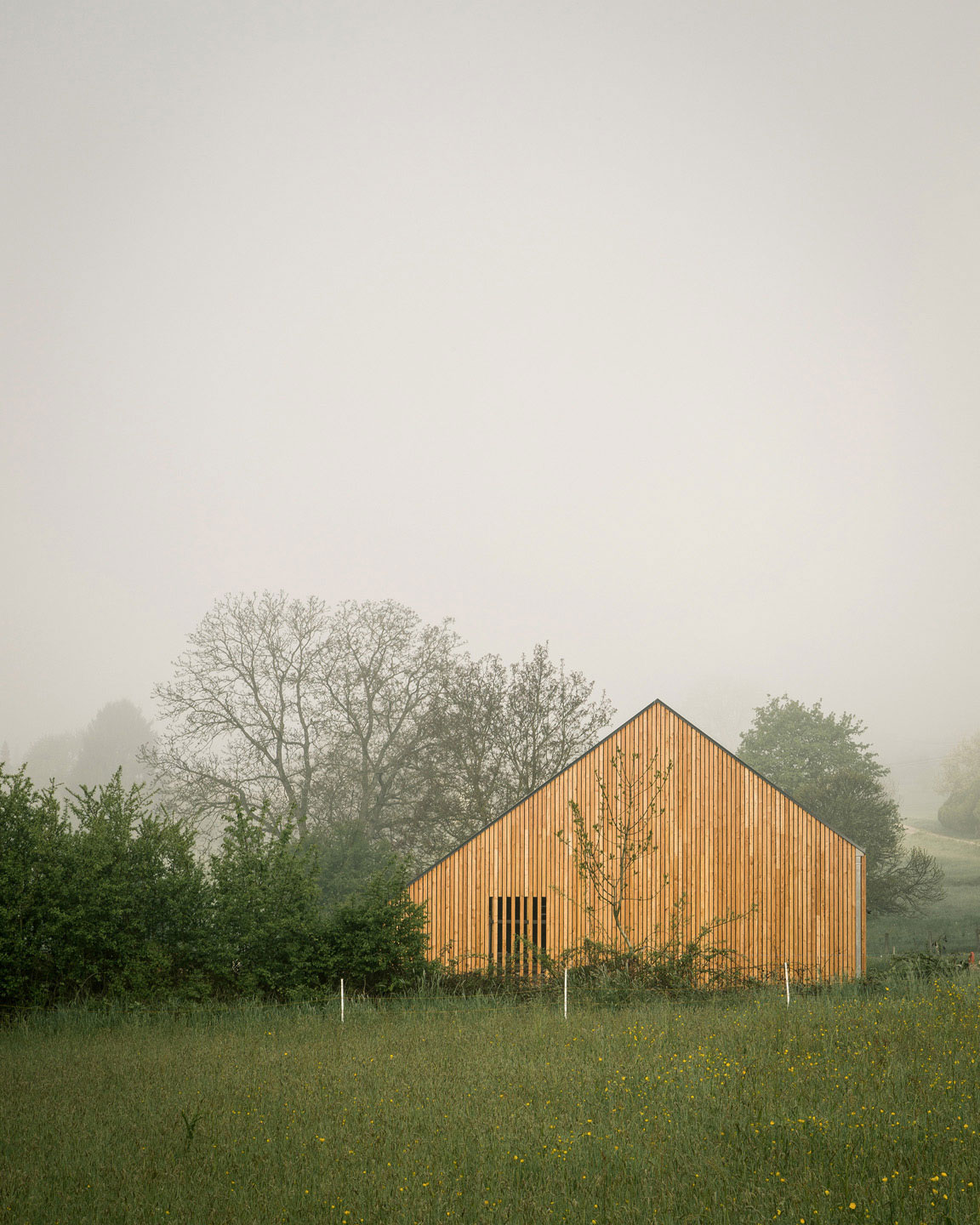 A Bright and Beautiful Countryside Home Surrounded by a Vast Expanse in Vezet, France by Mathieu Noël & Élodie Bonnefous architectes (4)