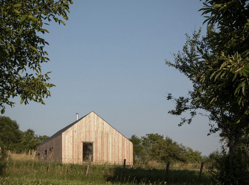 A Bright and Beautiful Countryside Home Surrounded by a Vast Expanse in Vezet, France by Mathieu Noël & Élodie Bonnefous architectes (5)