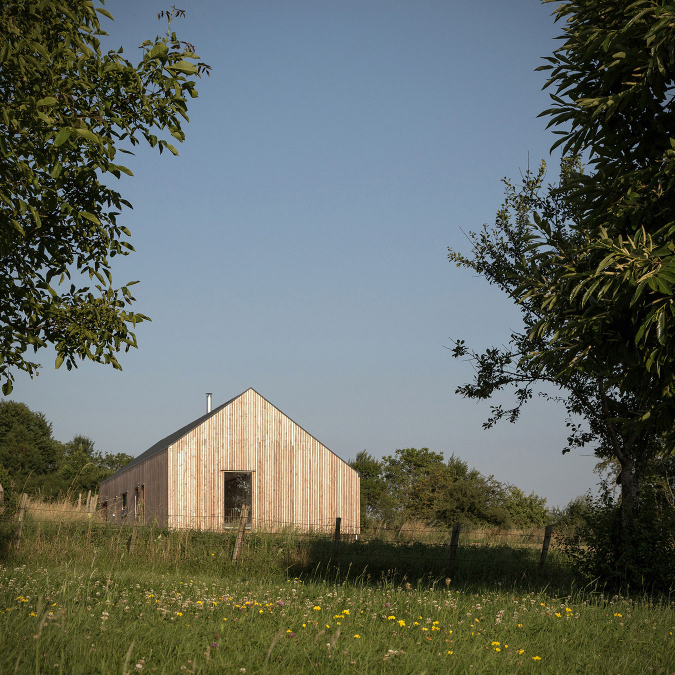 A Bright and Beautiful Countryside Home Surrounded by a Vast Expanse in Vezet, France by Mathieu Noël & Élodie Bonnefous architectes (5)