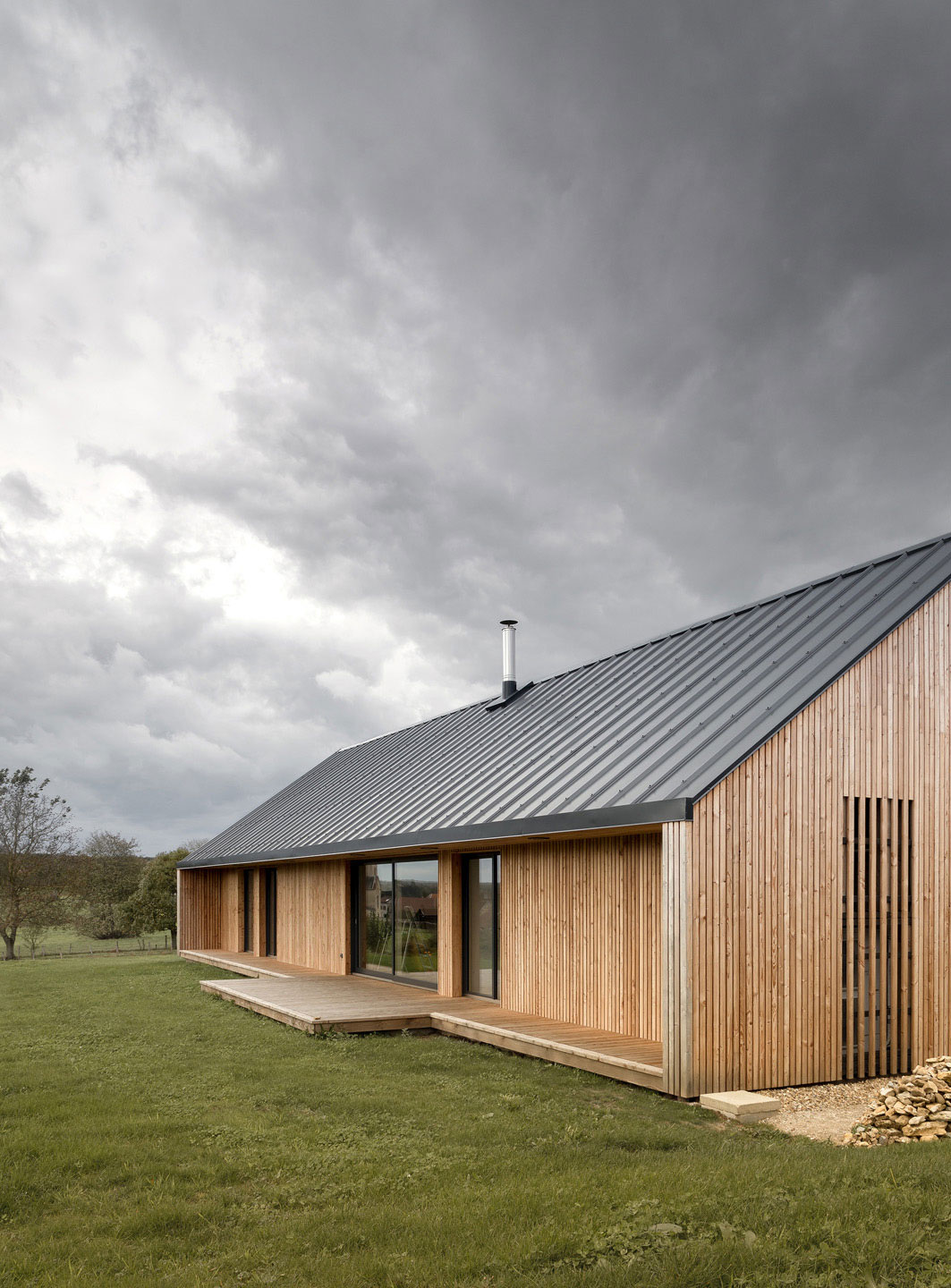 A Bright and Beautiful Countryside Home Surrounded by a Vast Expanse in Vezet, France by Mathieu Noël & Élodie Bonnefous architectes (7)