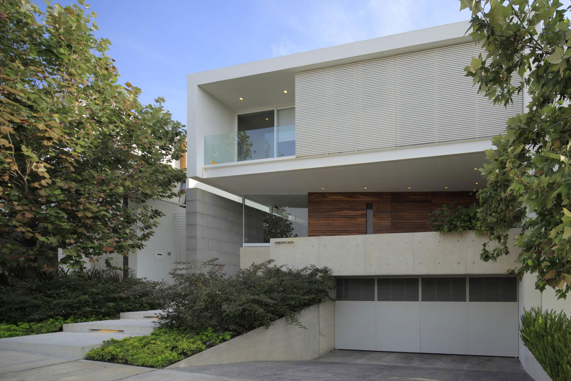 A Bright and Beautiful Modern House From Glass, Wood and Concrete in Guadalajara, México by Hernandez Silva Arquitectos (1)