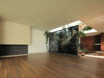 A Bright and Beautiful Modern House From Glass, Wood and Concrete in Guadalajara, México by Hernandez Silva Arquitectos (10)