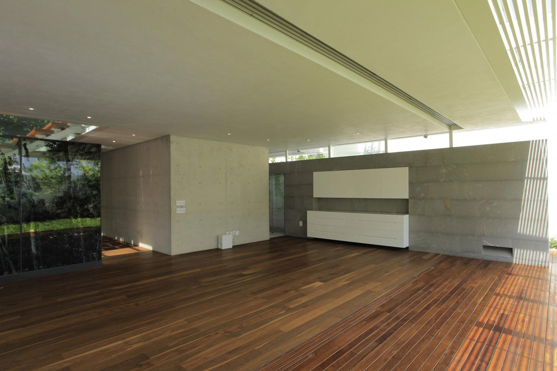 A Bright and Beautiful Modern House From Glass, Wood and Concrete in Guadalajara, México by Hernandez Silva Arquitectos (12)