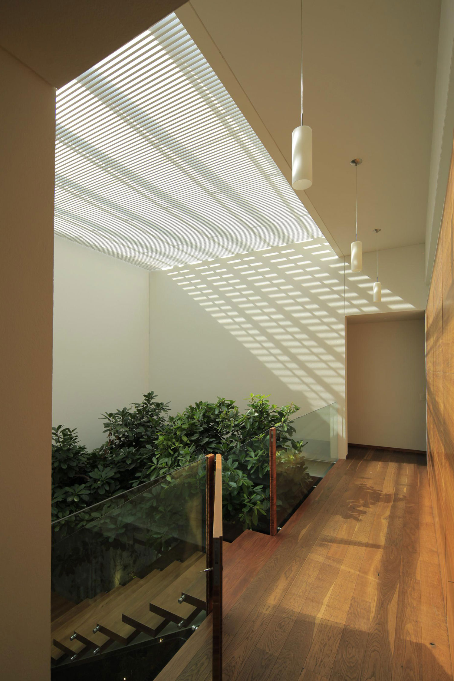 A Bright and Beautiful Modern House From Glass, Wood and Concrete in Guadalajara, México by Hernandez Silva Arquitectos (16)