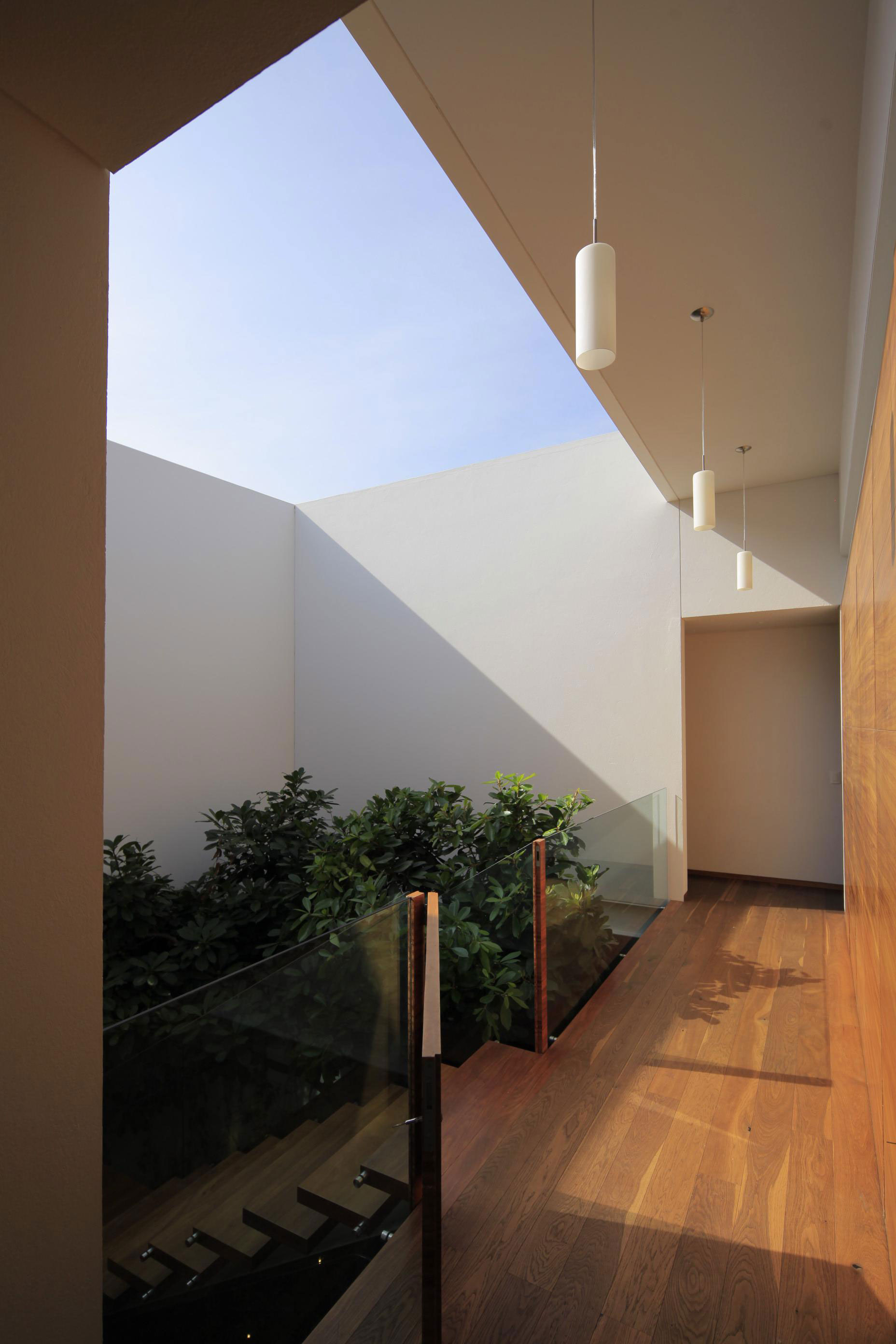 A Bright and Beautiful Modern House From Glass, Wood and Concrete in Guadalajara, México by Hernandez Silva Arquitectos (17)