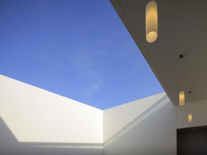 A Bright and Beautiful Modern House From Glass, Wood and Concrete in Guadalajara, México by Hernandez Silva Arquitectos (18)