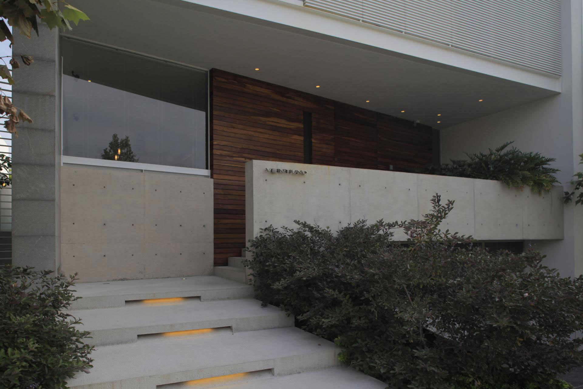 A Bright and Beautiful Modern House From Glass, Wood and Concrete in Guadalajara, México by Hernandez Silva Arquitectos (2)