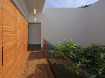 A Bright and Beautiful Modern House From Glass, Wood and Concrete in Guadalajara, México by Hernandez Silva Arquitectos (23)