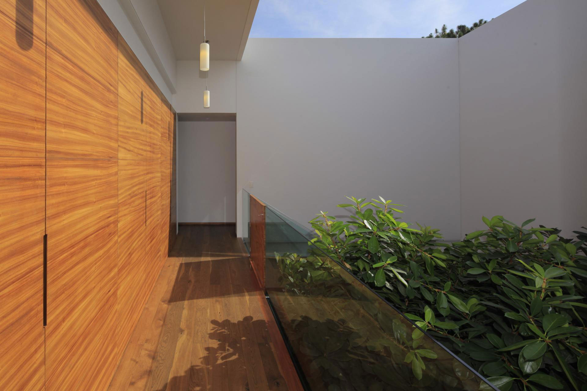 A Bright and Beautiful Modern House From Glass, Wood and Concrete in Guadalajara, México by Hernandez Silva Arquitectos (23)