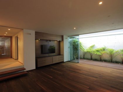 A Bright and Beautiful Modern House From Glass, Wood and Concrete in Guadalajara, México by Hernandez Silva Arquitectos (29)