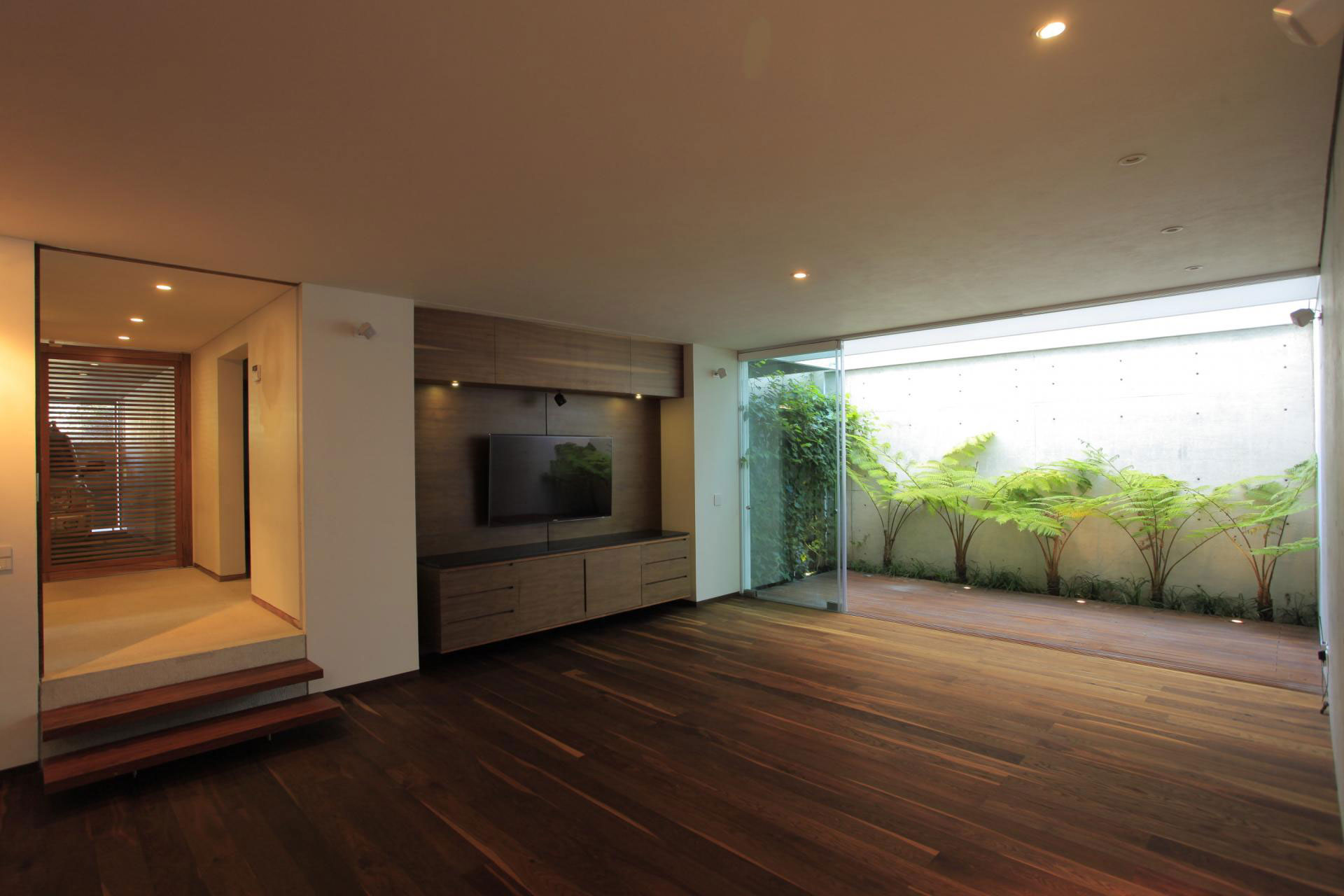 A Bright and Beautiful Modern House From Glass, Wood and Concrete in Guadalajara, México by Hernandez Silva Arquitectos (29)