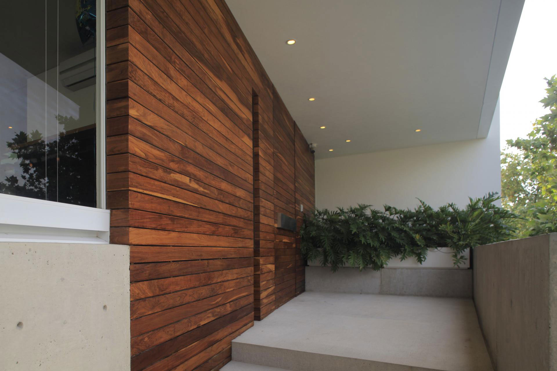 A Bright and Beautiful Modern House From Glass, Wood and Concrete in Guadalajara, México by Hernandez Silva Arquitectos (3)