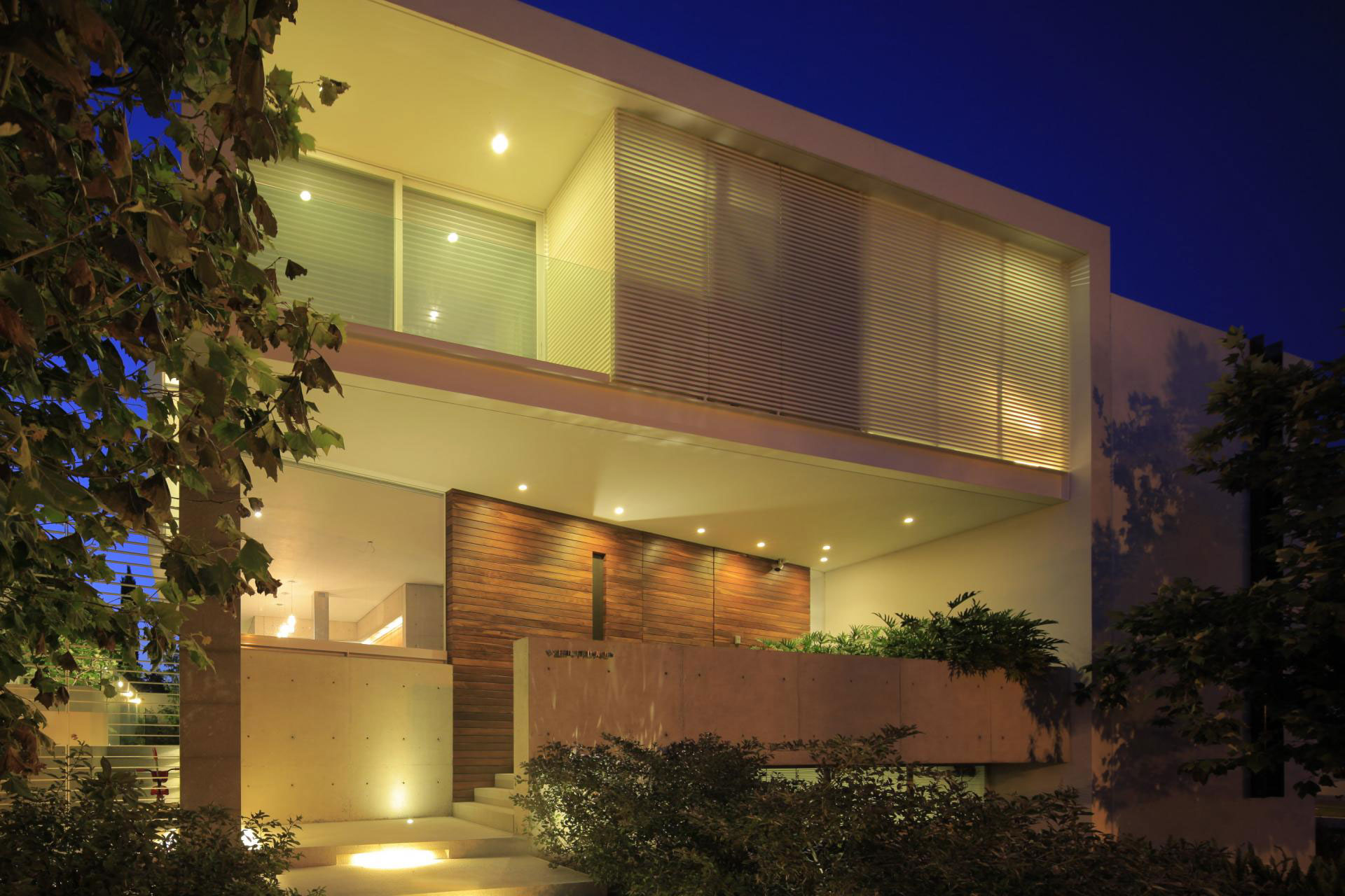 A Bright and Beautiful Modern House From Glass, Wood and Concrete in Guadalajara, México by Hernandez Silva Arquitectos (31)