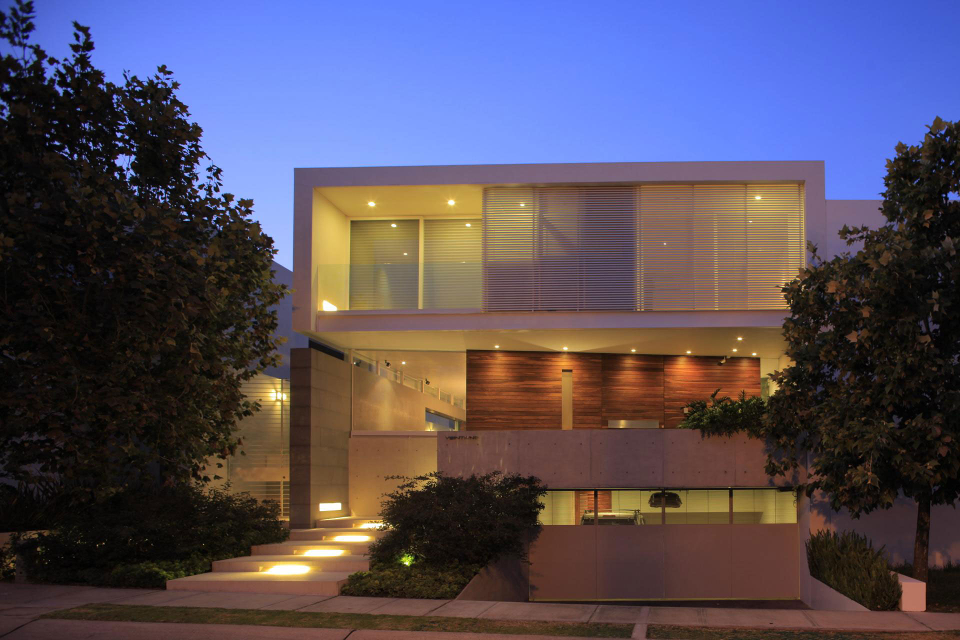 A Bright and Beautiful Modern House From Glass, Wood and Concrete in Guadalajara, México by Hernandez Silva Arquitectos (32)
