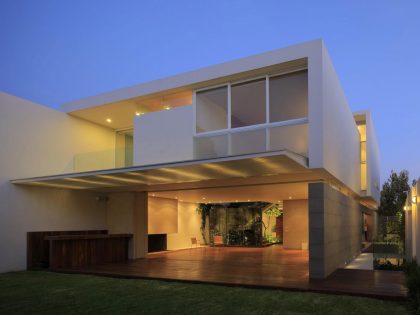 A Bright and Beautiful Modern House From Glass, Wood and Concrete in Guadalajara, México by Hernandez Silva Arquitectos (33)