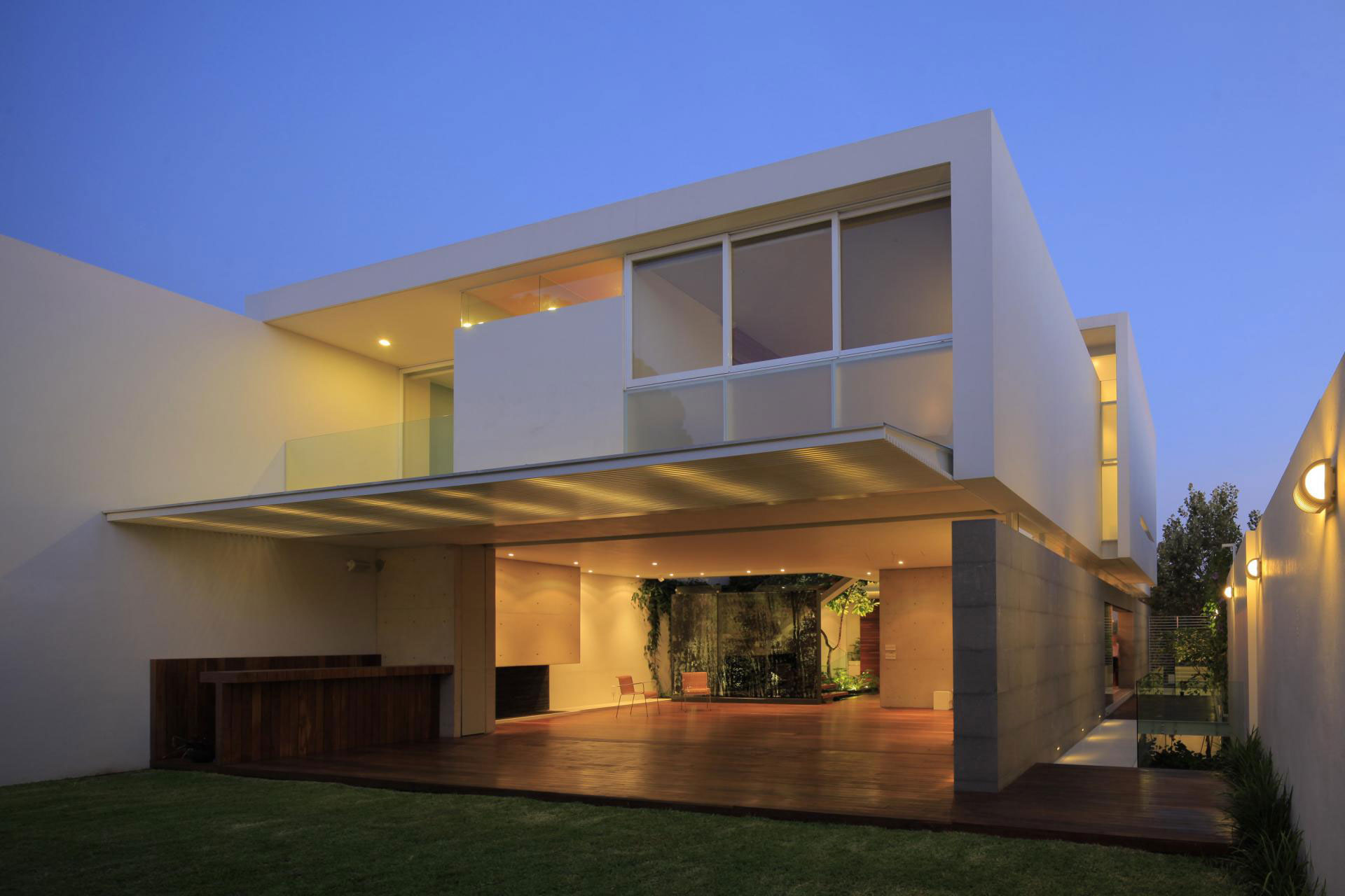 A Bright and Beautiful Modern House From Glass, Wood and Concrete in Guadalajara, México by Hernandez Silva Arquitectos (33)