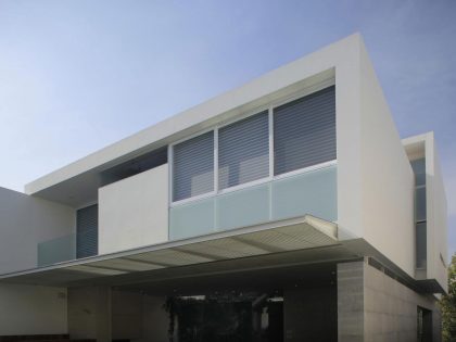 A Bright and Beautiful Modern House From Glass, Wood and Concrete in Guadalajara, México by Hernandez Silva Arquitectos (4)