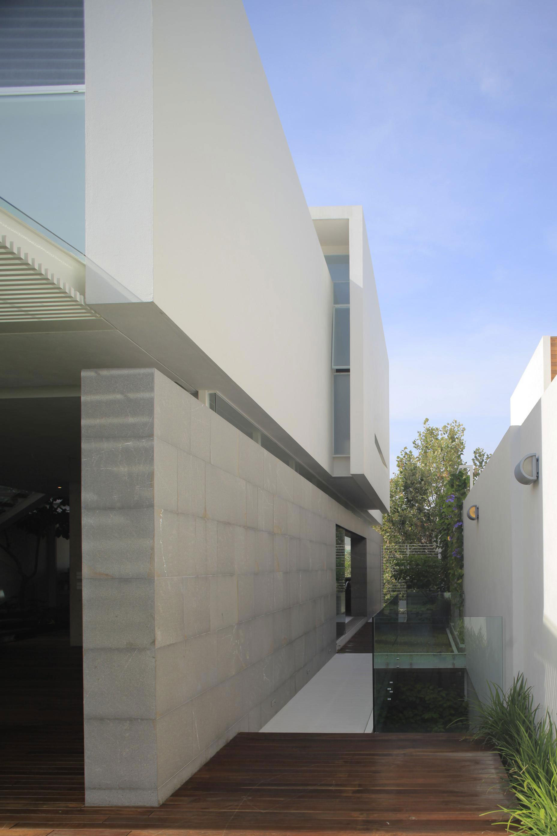 A Bright and Beautiful Modern House From Glass, Wood and Concrete in Guadalajara, México by Hernandez Silva Arquitectos (5)