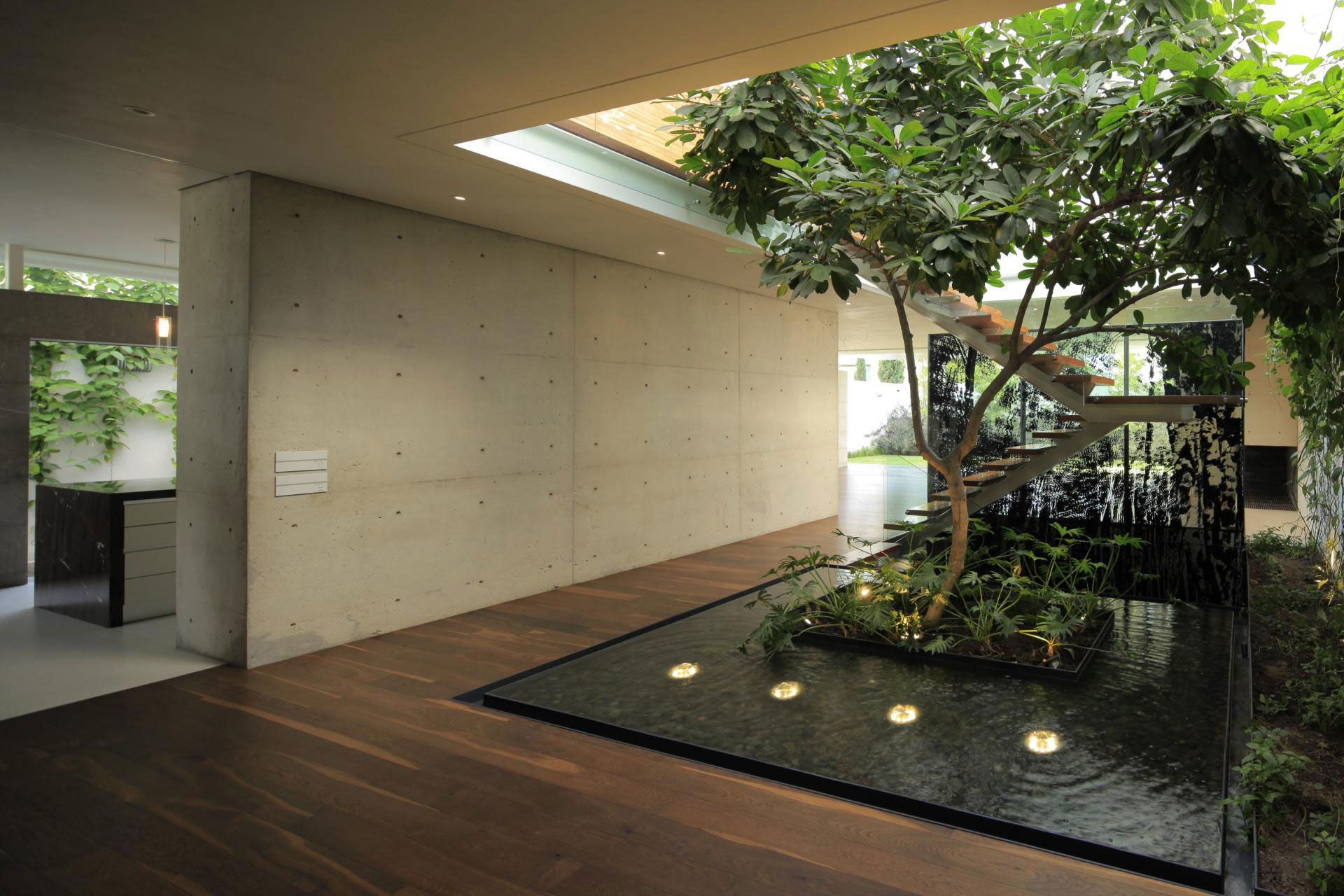 A Bright and Beautiful Modern House From Glass, Wood and Concrete in Guadalajara, México by Hernandez Silva Arquitectos (6)